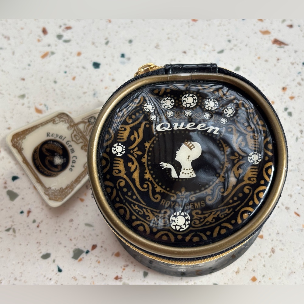 Blue Q Queen Jewelry Case Travel Organizer Black Gold‎ Round Zip VTG Style